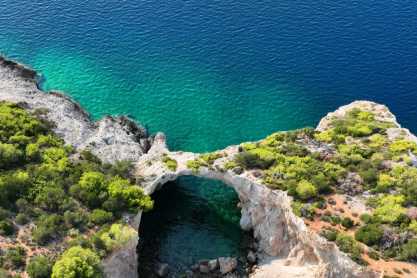 Το «Γαλάζιο Παράθυρο» στον Κορινθιακό που λίγοι γνωρίζουν