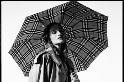 Το Burberry trench μπαίνει στο μουσείο: Η έκθεση - ωδή στα 170 χρόνια ιστορίας του εμβληματικού σχεδίου του οίκου