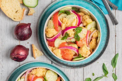 Panzanella: Η αυθεντική ιταλική σαλάτα με μπαγιάτικο ψωμί που θα λατρέψεις αυτό το καλοκαίρι