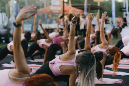 UNDER ARMOUR Yoga Sunset Session: Μια εμπειρία ευεξίας δίπλα στη θάλασσα, με φόντο το ηλιοβασίλεμα της Αθηναϊκής Ριβιέρας