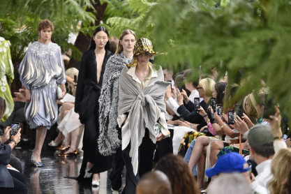  Dior Haute Couture 2026: &Omicron; &Tau;&zeta;ό&nu;&alpha;&theta;&alpha;&nu; Ά&nu;&tau;&epsilon;&rho;&sigma;&omicron;&nu; &pi;&alpha;&rho;&omicron;&upsilon;&sigma;ί&alpha;&sigma;&epsilon; &mu;ί&alpha; &sigma;&upsilon;&lambda;&lambda;&omicron;&gamma;ή &ndash; ύ&mu;&nu;&omicron; &sigma;&tau;&eta;&nu; &tau;έ&chi;&nu;&eta;, &sigma;&alpha;&nu; &nu;&alpha; &beta;&gamma;ή&kappa;&epsilon; &alpha;&pi;ό &pi;&alpha;&rho;&alpha;&mu;ύ&theta;&iota;