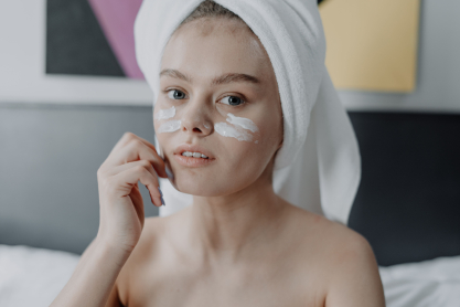 Ξηρή επιδερμίδα: Τα βήματα για απαλή, λεία και υγιή όψη