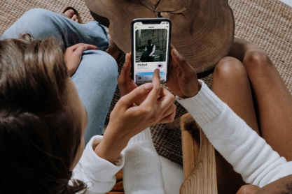 6 λάθη που κάνεις στα dating apps χωρίς να το καταλαβαίνεις
