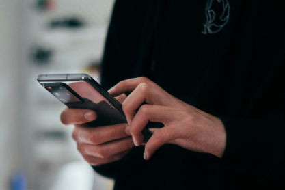 Τα smartphones αλλάζουν το σώμα μας, και ναι, δεν το καταλαβαίνουμε
