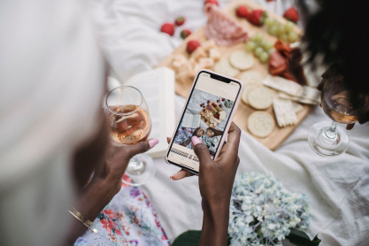 Δεν έχεις Instagram ή Facebook; Οι ψυχολόγοι λένε ότι αυτό μπορεί να αποκαλύπτει κάτι που δεν περίμενες για εσένα