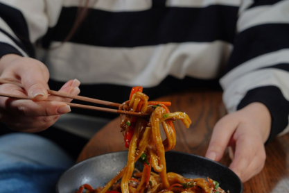 Τα noodles με λαχανικά και κάσιους είναι η πιο εύκολη συνταγή για ένα γρήγορο γεύμα