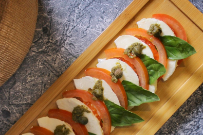 5 μυστικά για την τέλεια σαλάτα Caprese όπως την κάνουν στην Ιταλία