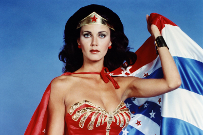 Λίντα Κάρτερ: Η διαχρονική Wonder Woman στα 75 της συνεχίζει να μαγεύει το κοινό