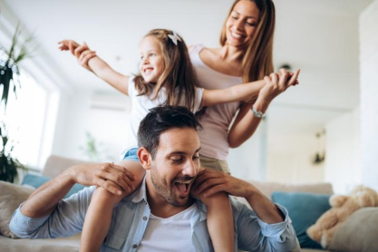 Μόλις το 2,5% των 30άρηδων στην Ελλάδα είναι γονείς - Ο ηλικιακός μέσος όρος ανεβαίνει