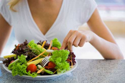 woman_eating_salad.jpg
