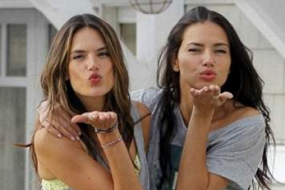 ADRIANA-LIMA-ALESSANDRA-AMBROSIO-ΚΑΘΕΤΗ.jpg