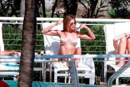 Jennifer-Aniston-bikini-candids-sunbathing-at-Miami-Beach-hotel33_481f0219ebd7f1.jpg