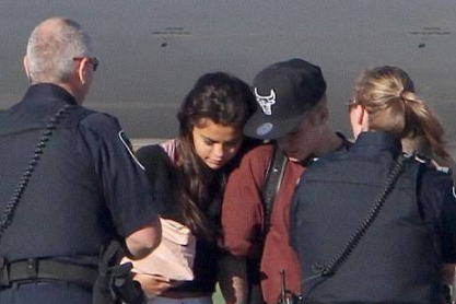 justin-bieber-selena-gomez-hold-hands-upon-arrival-in-canada-05.jpg