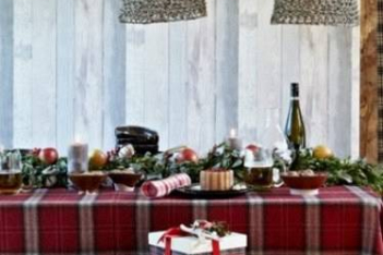 Tartan-Christmas-Dining-Country-Homes-and-Interiors-Housetohome1.jpg