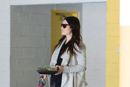 Pregnant-Jessica-Biel-Grabbing-Lunch-LA-2015-3.jpg