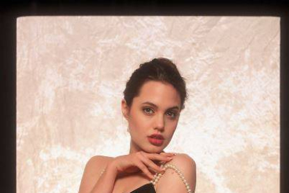 PAY-Angelina-Jolie-3.jpg