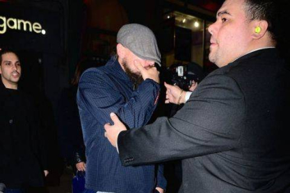 Rihanna-arrived-at-leonardo-dicaprio-home-at-1am-befour-going-to-club-up-and-down-11.jpg