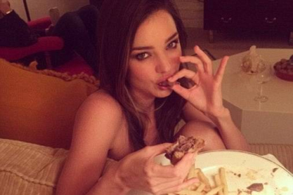 28648E9F00000578-3071459-_It_s_all_about_balance_Miranda_Kerr_shows_off_her_fit_figure_as-m-58_1430977507949_56691.jpg