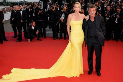5581d581ca2dc24e4d26c7a4_charlize-theron-sean-penn.jpg