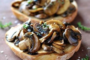 Mushroom-Balsamic-Thyme-Bruschetta.jpg