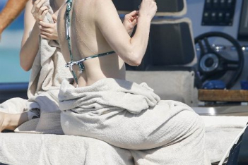 Anne-Hathaway-Adam-Shulman-Spain-Vacation-August-2015-5.jpg