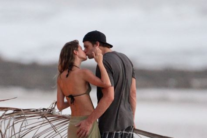 Gisele-Bundchen-Tom-Brady-kissed-hugged.jpg
