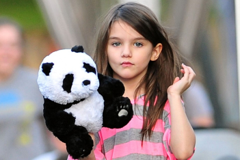 Suri-Cruise-showed-off-her-new-stuffed-panda.jpg