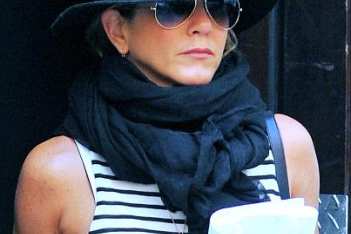 Jennifer-Aniston-NYC-570.jpg