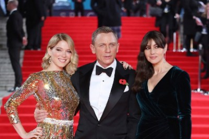 daniel-craig-kisses-wife-rachel-weisz-at-spectre-world-premiere-03.jpg