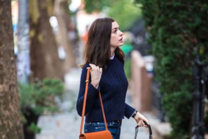 anne-hathaway-on-the-set-of-the-intern-in-new-york-city-september-2014_3.jpg