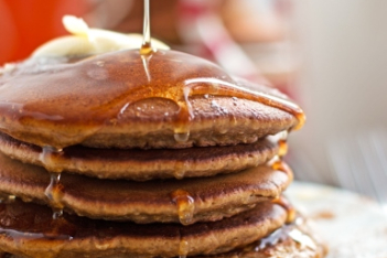 Gingerbread-Pancakes-Recipe-Holiday-Christmas-Breakfast-2-1.jpg