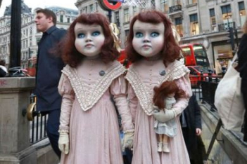 Two-life-size-Victorian-style-dolls-shocked-Londoners-this-morning1.jpg