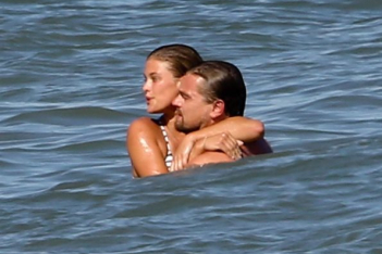 Leonardo-DiCaprio-Nina-Agdal-Kissing-Beach-LA-2-570b.jpg