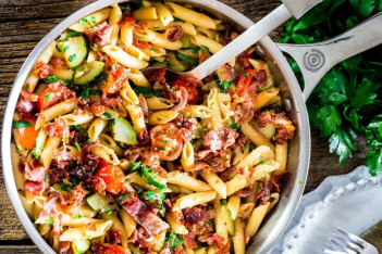 penne-with-prosciutto-tomatoes-and-zucchini-179942.jpg