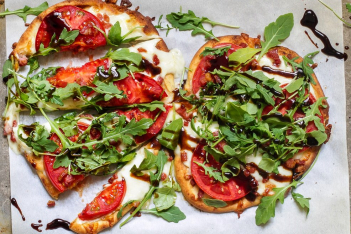 tomato-mozzarella-arugula-naan-pizza.jpg