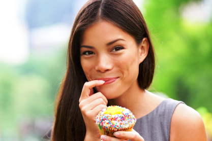 ef9dca9401db3b40-woman-eating-cupcake-jpg-xxxlarge-2x.jpg