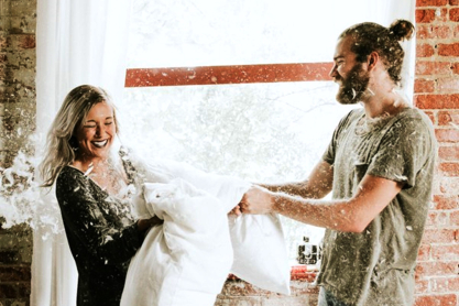 this-couples-pillow-fight-photo-shoot-is-fun-flirty-and-full-of-feathers-30-600x900.jpg