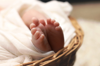 newborn-baby-feet-basket-161534.jpeg