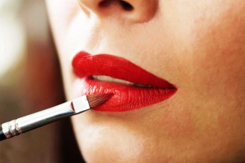 05-apply-red-lipstick.jpg