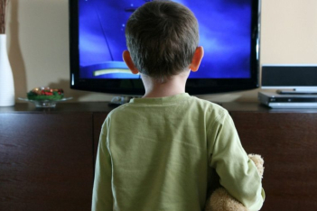 parents-using-tv-to-help-sooth-children-960x500.jpg