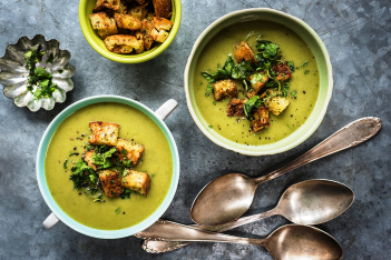 spinach-soup-with-coconut-and-croutons-1s.jpg