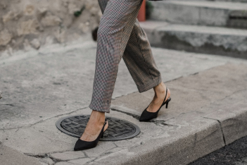 the-best-high-waisted-trousers-to-wear-this-fall-aria-di-bari-french-blogger-linen-tee-shirt-transitional-outfit-street-style-fashion-mango-kitten-heels.jpg