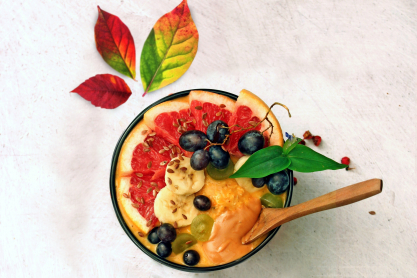 foodiesfeed-com-pumpkin-pie-oatmeal-with-fresh-fruit.jpg