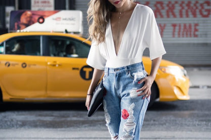 blogger-raquel-paiva-wears-nasty-gal-roses-jeans-nyfw-street-style.jpg