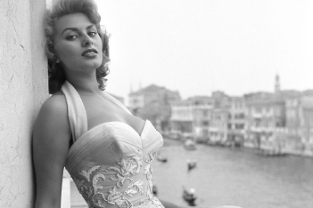 you-cant-get-much-cooler-than-these-celebrities-hanging-out-in-venice-in-the-fifties-5c065c8347fa6_880.jpg
