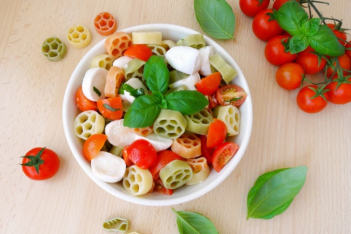 insalata-di-pasta-tricolore-con-pomodoro-e-mozzarella.jpg