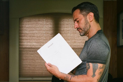 Ο Marc Jacobs μαθαίνει οδήγηση και οι fans του απολαμβάνουν το θέαμα 