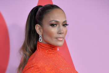 H Jennifer Lopez γιόρτασε τα 50ά γενέθλιά της με το πιο λαμπερό πάρτι