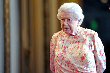 H Βασίλισσα Ελισάβετ χρησιμοποιεί την τσάντα της για να επικοινωνεί με τα μέλη του προσωπικού της