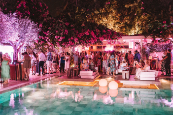 Beefeater Pink Pool Party: Ένα fashionable ροζ πάρτι στην καλοκαιρινή Αθηναϊκή Ριβιέρα με δροσερά Beefeater Pink & Tonic και λαμπερούς καλεσμένους